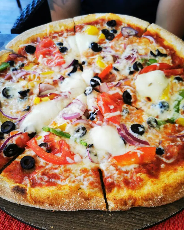 Bunte Pizza mit Oliven und Paprika